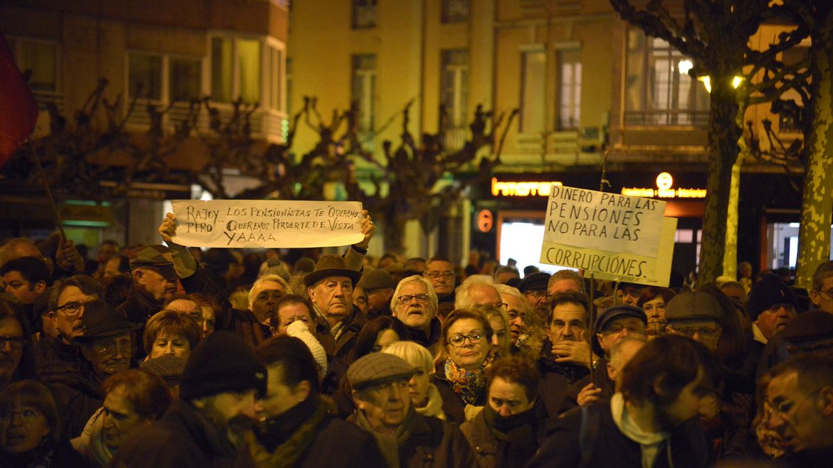 Un momento de la concentración en defensa de unas pensiones dignas en León. | MAURICIO PEÑA