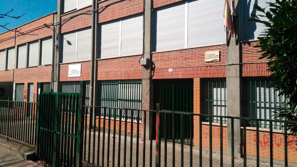 El antiguo colegio de Flores del Sil ha colocado carteles de peligro derrumbe. | MAR IGLESIAS