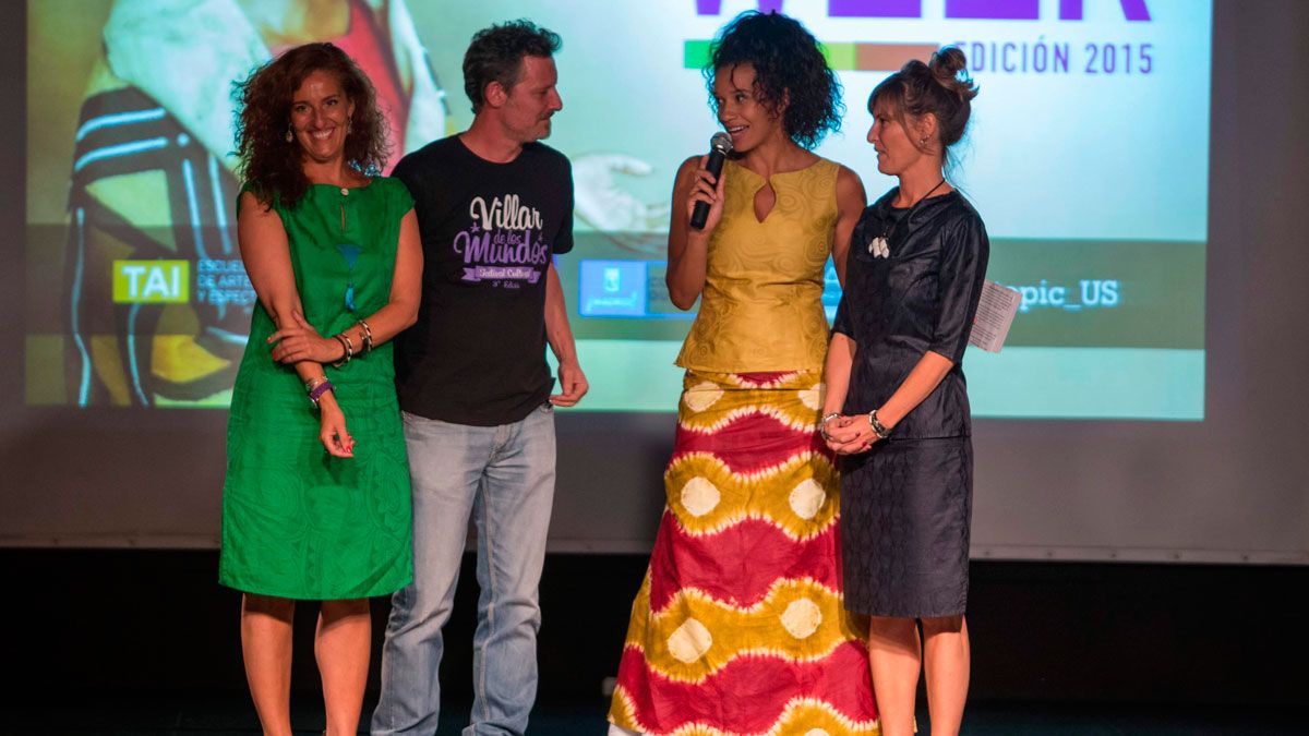 Los tres hermanos junto a la periodista de TVE Desiré Djambo en el MAMAH AFRICA WEEK. | N.CARRERA Los tres hermanos junto a la periodista de TVE Desiré Djambo en el MAMAH AFRICA WEEK. | N.CARRERA