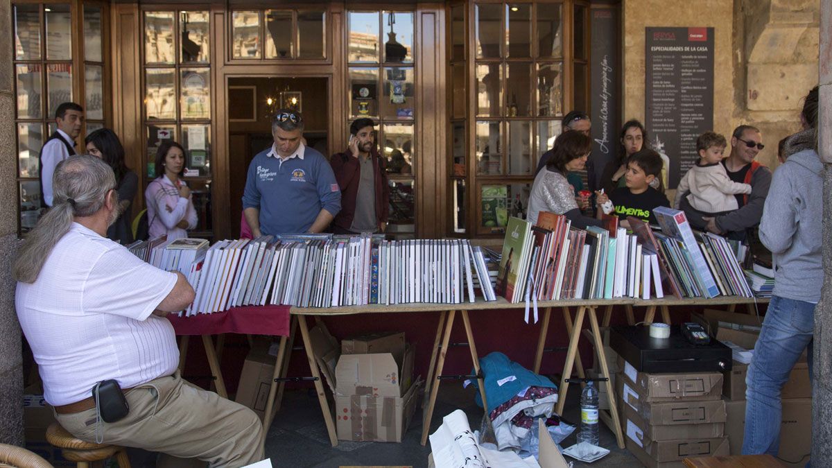 Imagen de la feria del libro celebrada este jueves en Salamanca. | ICAL