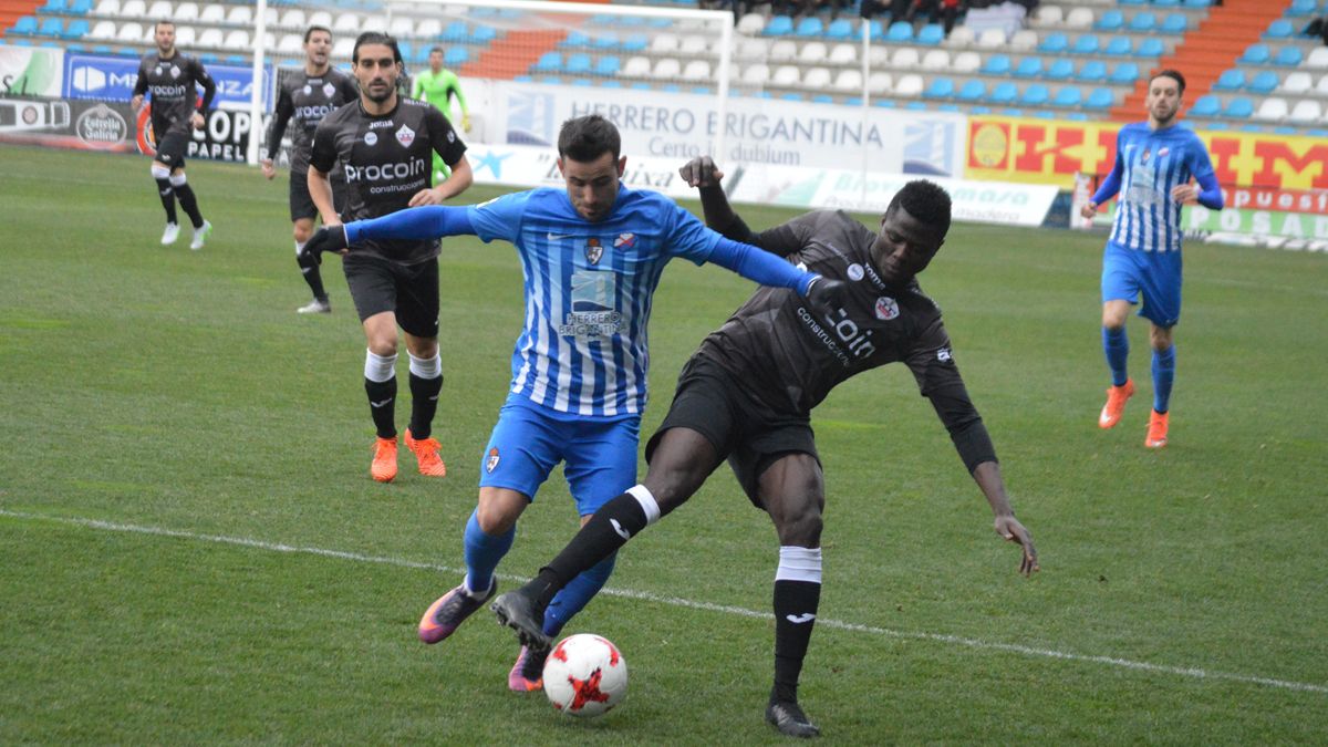 Menudo trata de robar un balón durante un partido en El Toralín. | A. CARDENAL