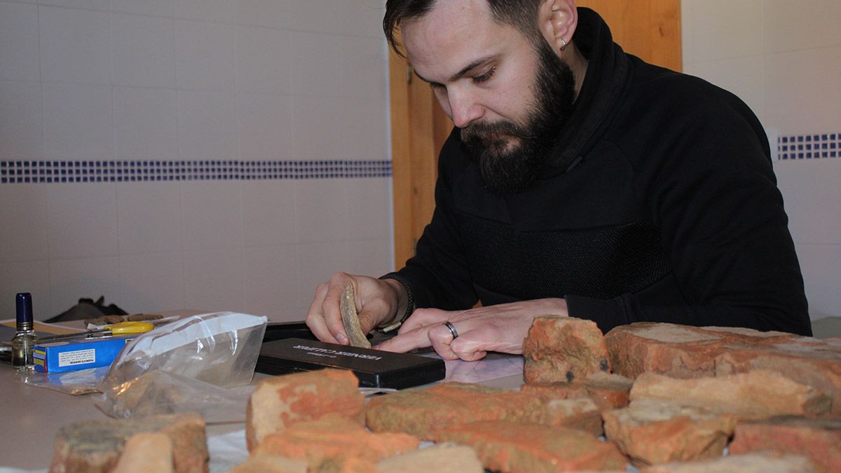 Fernando Barrientos analizando las piezas encontradas en las prospecciones arqueológicas llevadas a cabo las últimas semanas en Gordoncillo. | T.G.