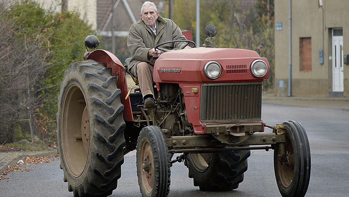 Manuel García Soto es de Torneros del Bernesga y en esta imagen posa con su flamante tractor. | MAURICIO PEÑA