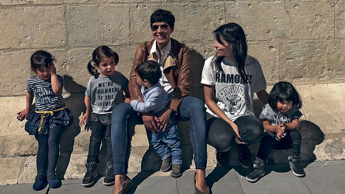 Las leonesas Elisa Chamorro y Merche Solé (en la imagen con sus hijos) son primas y socias en su singular negocio infantil.