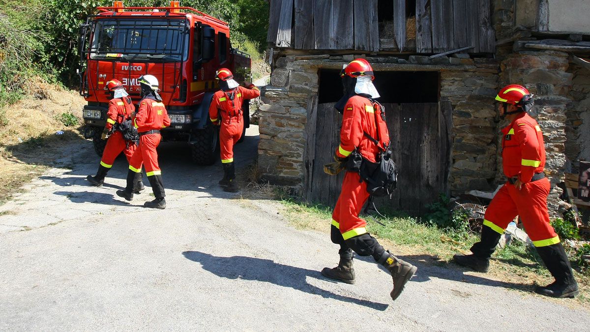 Brigadas trabajando en un incendio el pasado verano. | ICAL