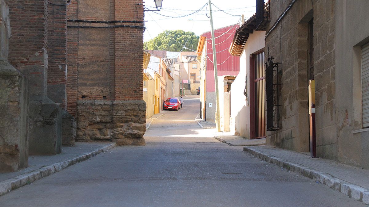 Calle de los Castillos, una de las vías de Valderas en la que sustituirán el actual fibrocemento de las redes. | T.G.