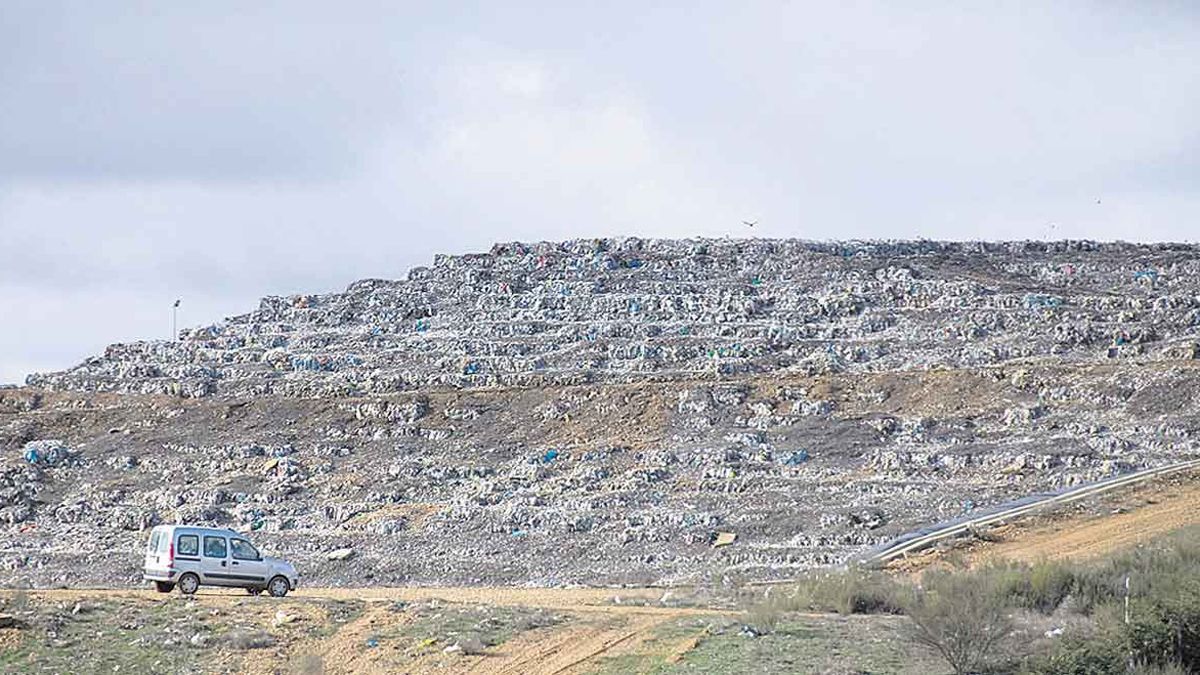 El Consorcio adeuda unos 23 millones a la UTE que gestiona el CTR de San Román de la Vega, según un acuerdo extrajudicial no oficial. | MAURICIO PEÑA