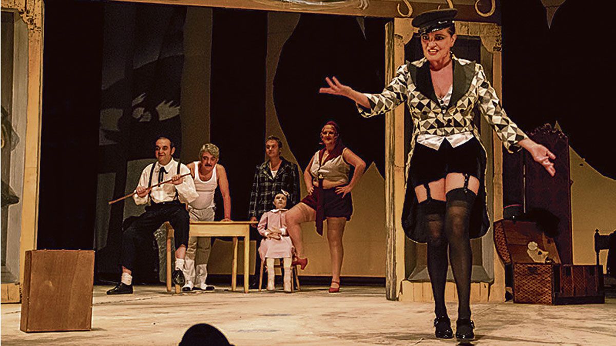 Un momento de la puesta en escena del esperpento de Valle-Inclán ‘Los cuernos de Don Friolera’ a cargo de la compaía Morfeo Teatro.