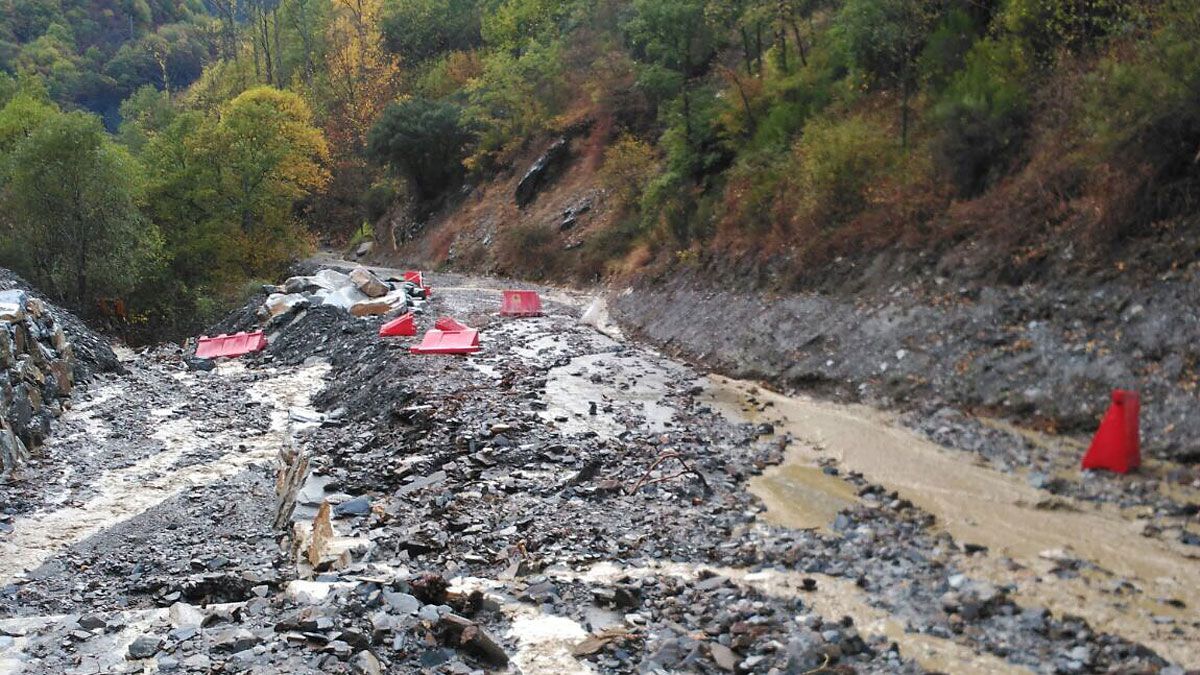 Los problemas en la carretera de Peñalba han sido constantes tras los últimos desprendimientos en la carretera general. | M.I.