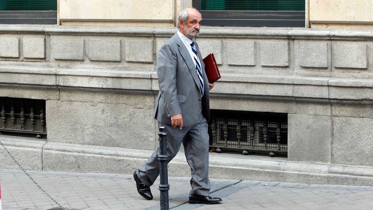 Santos Llamas, a su llegada a la Audiencia Nacional para declarar por el tema de las preferentes. | JUAN LÁZARO (ICAL) Santos Llamas, a su llegada a la Audiencia Nacional para declarar por el tema de las preferentes. | JUAN LÁZARO (ICAL)
