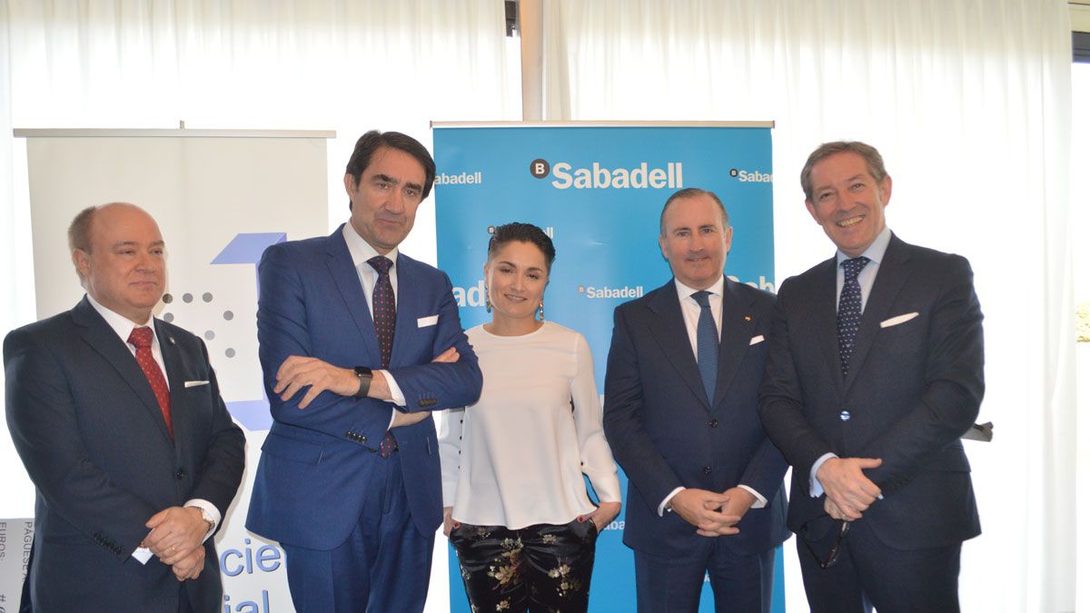 Entrega del premio al mejor proyecto empresarial por parte del Club Financiero, con Suárez-Quiñones. | M.IGLESIAS
