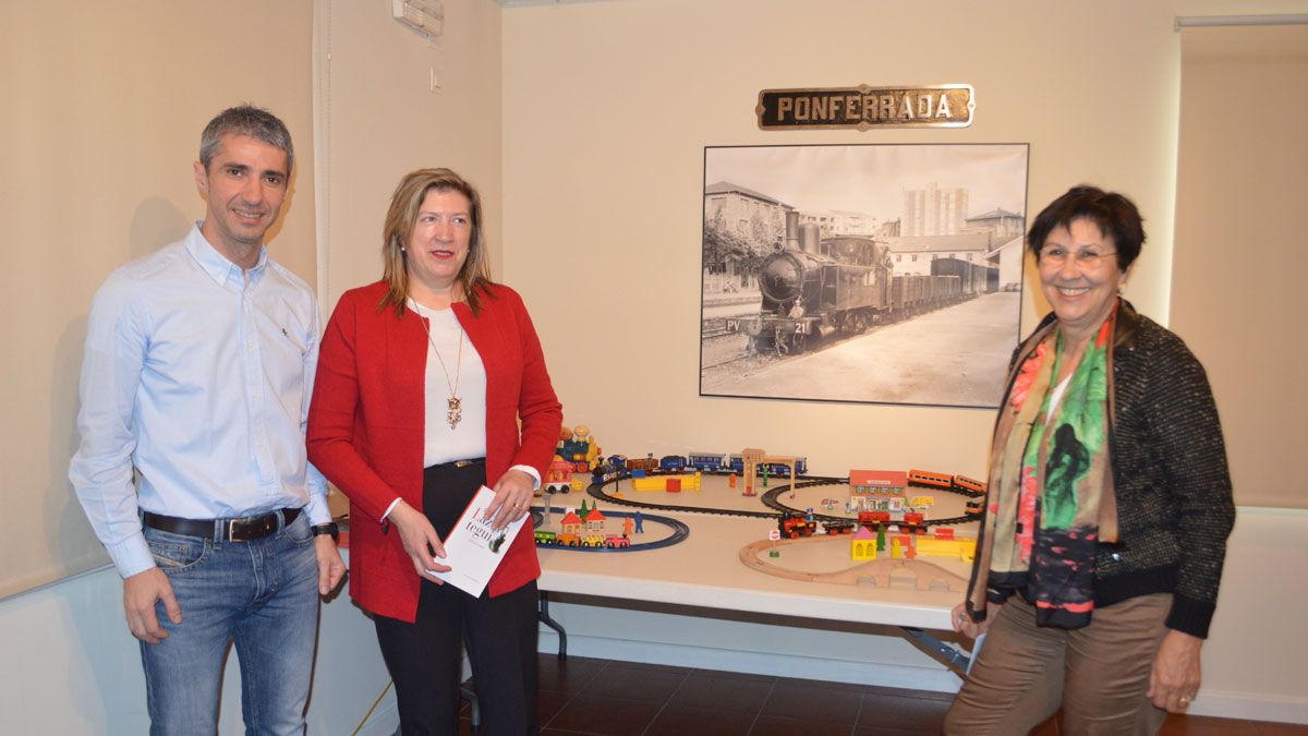 Salvador Ferrer, María Antonia Gancedo y Mar Palacio, ante unas maquetas de tren de juquete. | D.M.