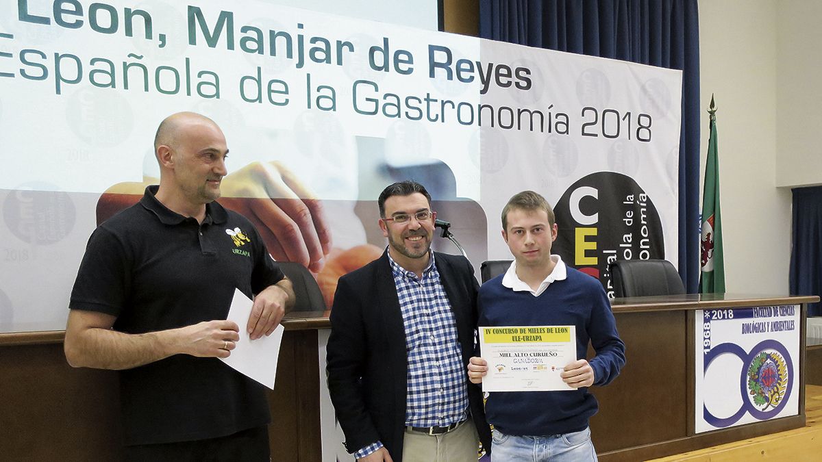 Urbano González, de Urzapa, el concejal Pedro Llamas y Jorge González. | L.N.C.