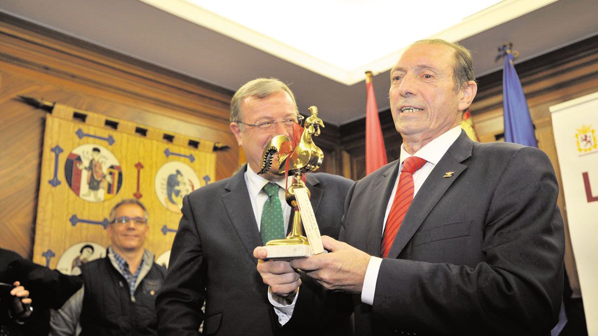 Hace un año recibió el Gallo de la ciudad en el Ayuntamiento de León. | DANIEL MARTÍN Hace un año recibió el Gallo de la ciudad en el Ayuntamiento de León. | DANIEL MARTÍN