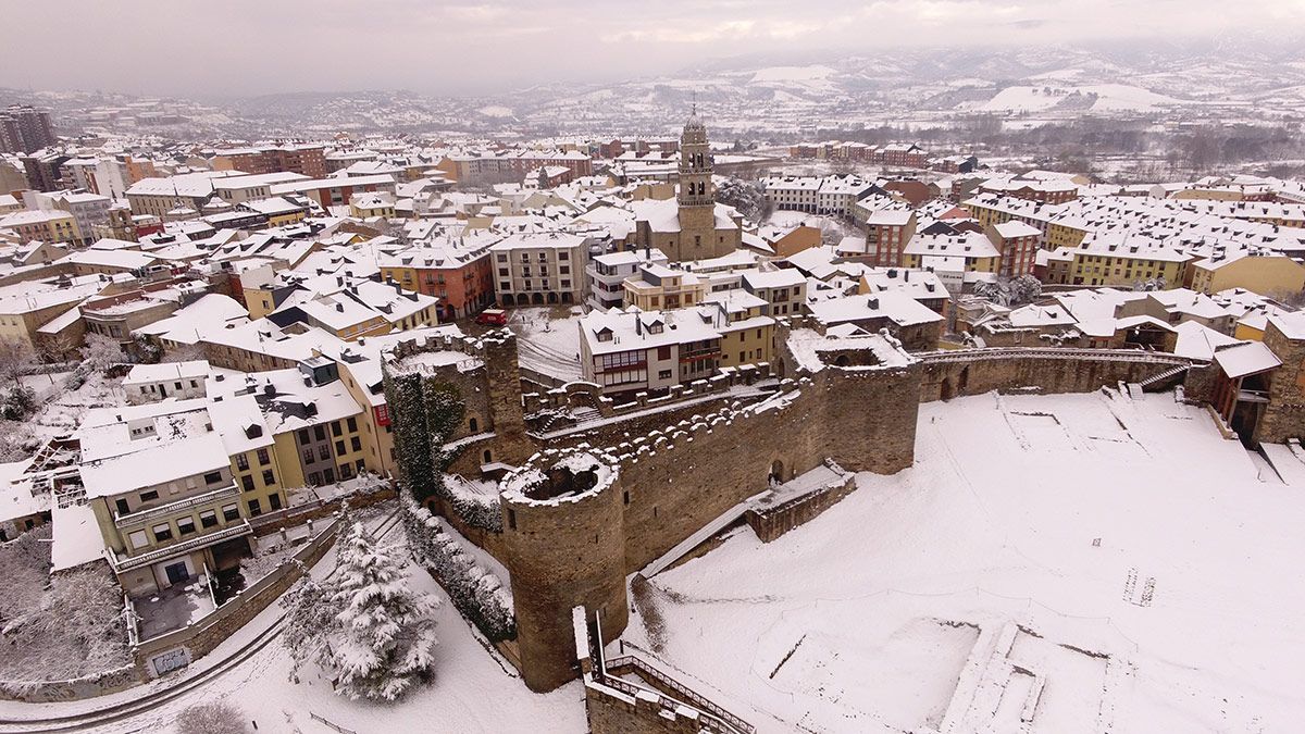 El castillo, los puentes de Ponferrada o la ribera del Sil nevada, en bonitas estampas. | Saidron