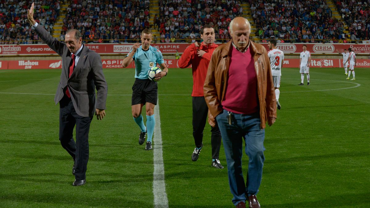 Quini saluda al retirarse del césped tras hacer el saque de honor con Puente en el Cultural-Sporting. | MAURICIO PEÑA Quini saluda al retirarse del césped tras hacer el saque de honor con Puente en el Cultural-Sporting. | MAURICIO PEÑA