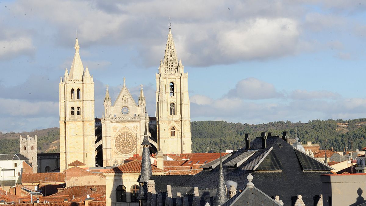 La Junta permite las actuaciones en los pináculos de la Catedral de León. | DANIEL MARTÍN