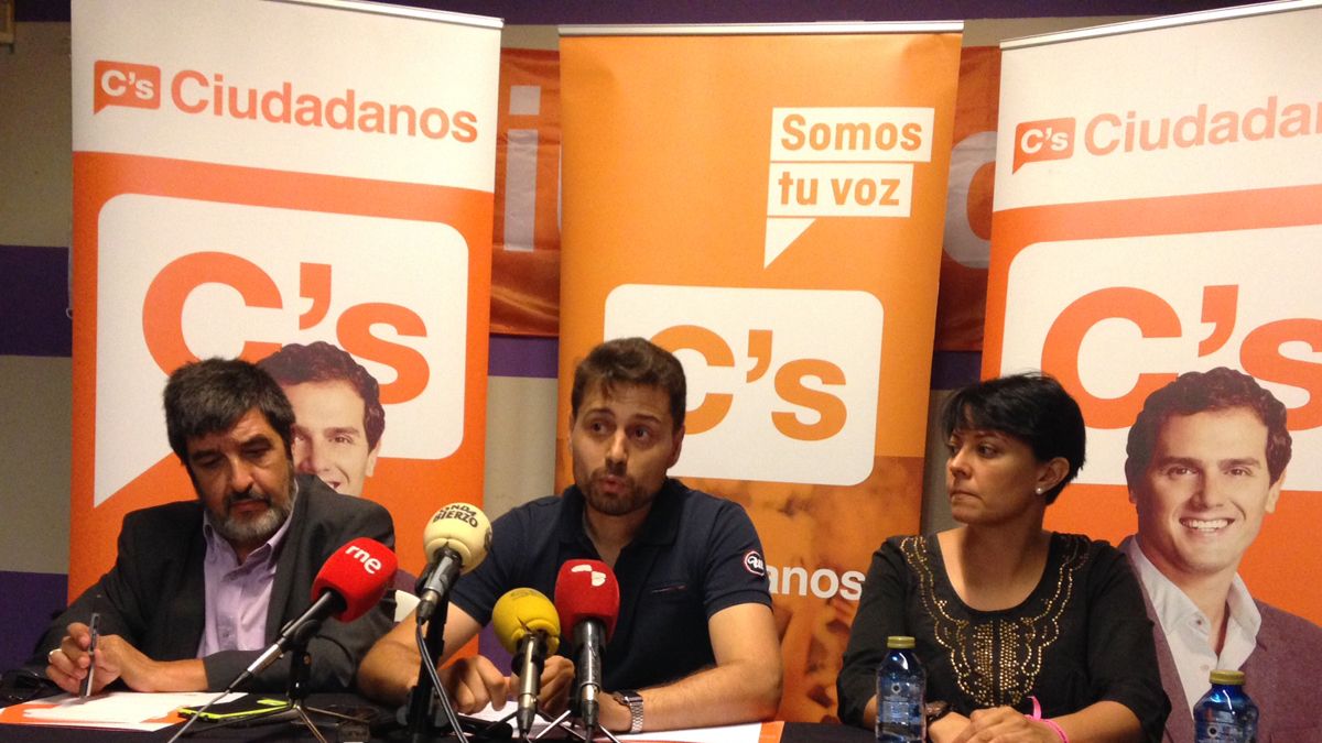 El portavoz de Ciudadanos en Fabero, Andrés Marote, durante una rueda de prensa.