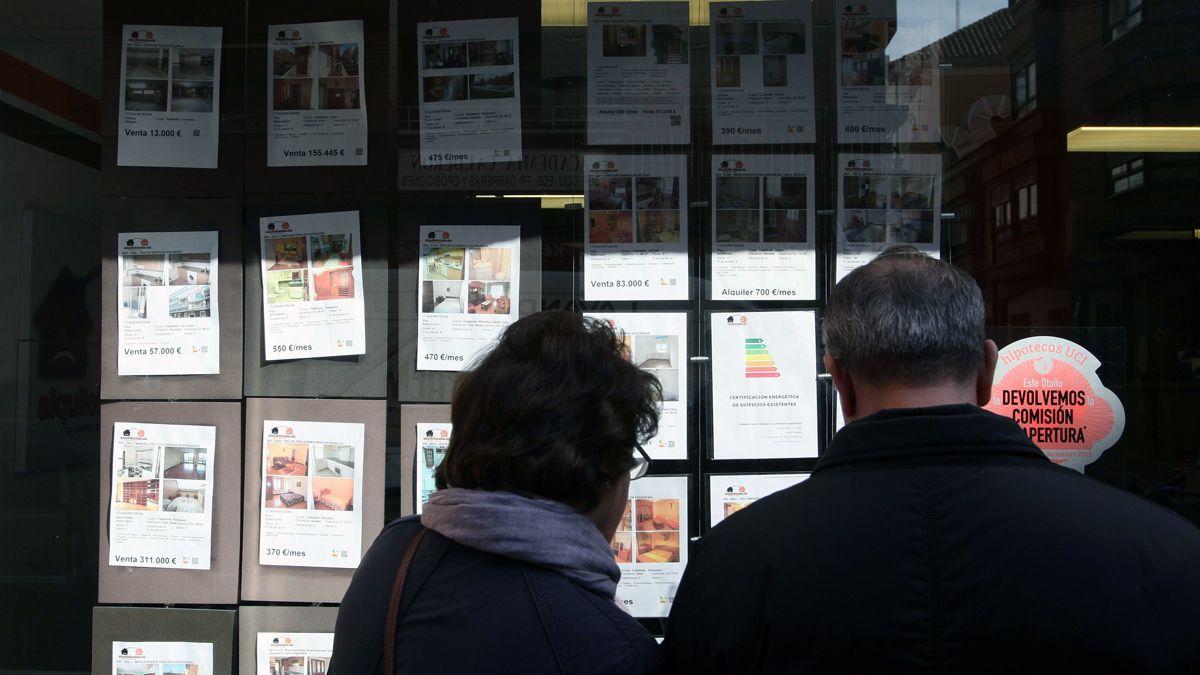 Escaparate de una inmobiliaria en una imagen de archivo. | ICAL