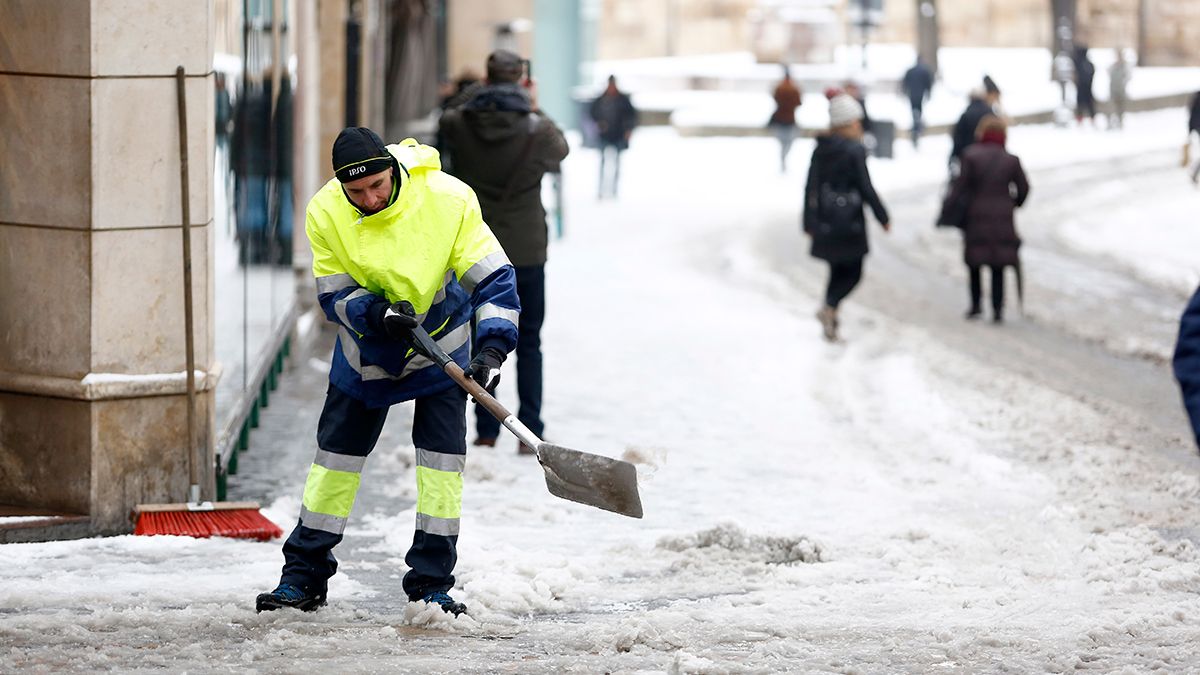 Un operario trabaja para retirar la nieve en una calle de León. | CARLOS S. CAMPILLO (ICAL)