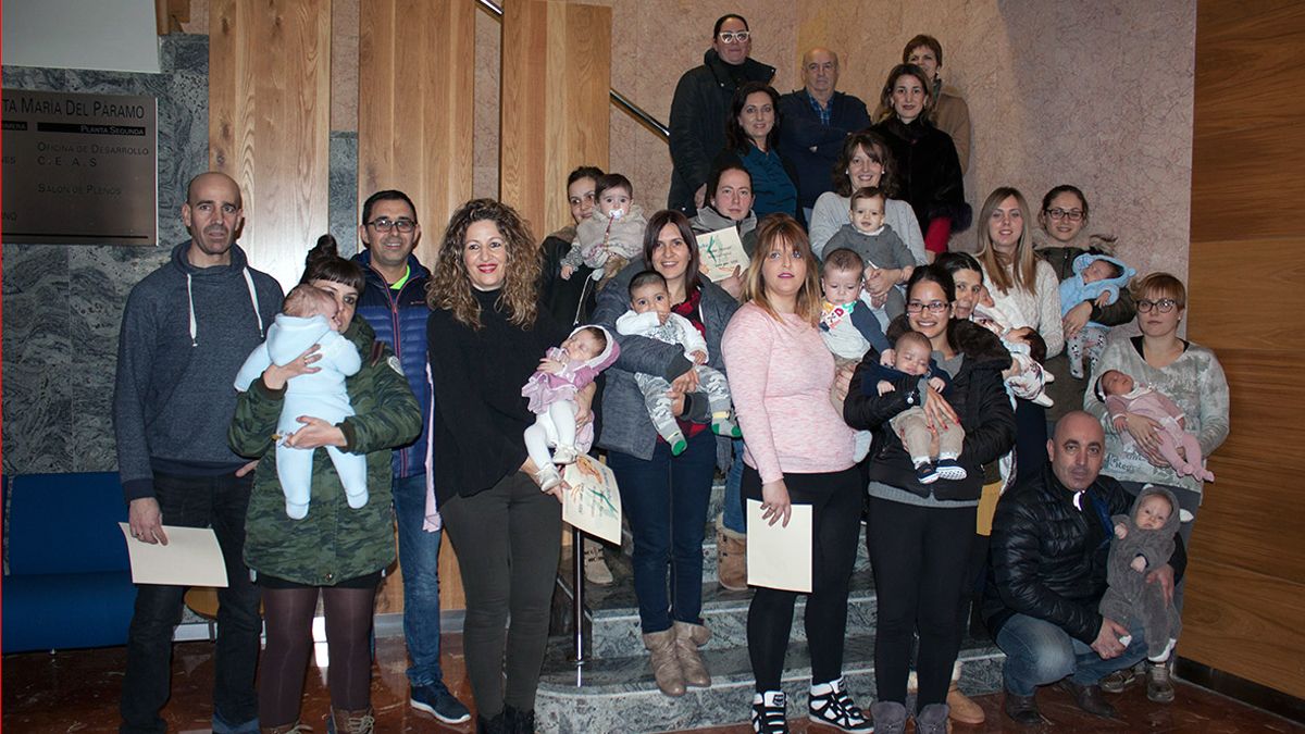 Entrega de las ayudas a la natalidad en Santa María del Páramo. | T. GIGANTO