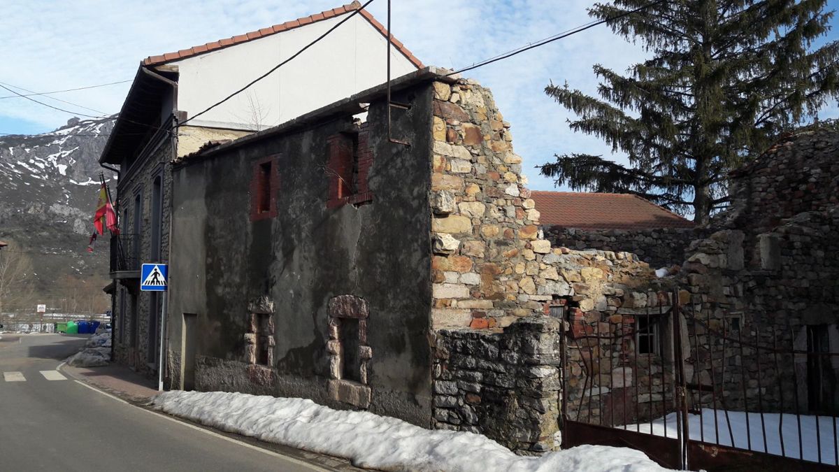 El edificio en ruinas anexo al Ayuntamiento albergará el nuevo consultorio médico.