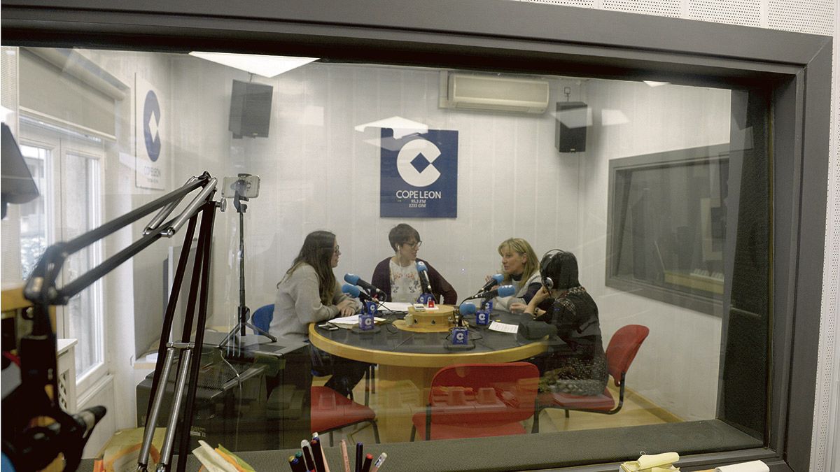 Un momento de la emisión de ‘Entre nosotras’ con Yolanda León. | MAURICIO PEÑA Un momento de la emisión de ‘Entre nosotras’ con Yolanda León. | MAURICIO PEÑA