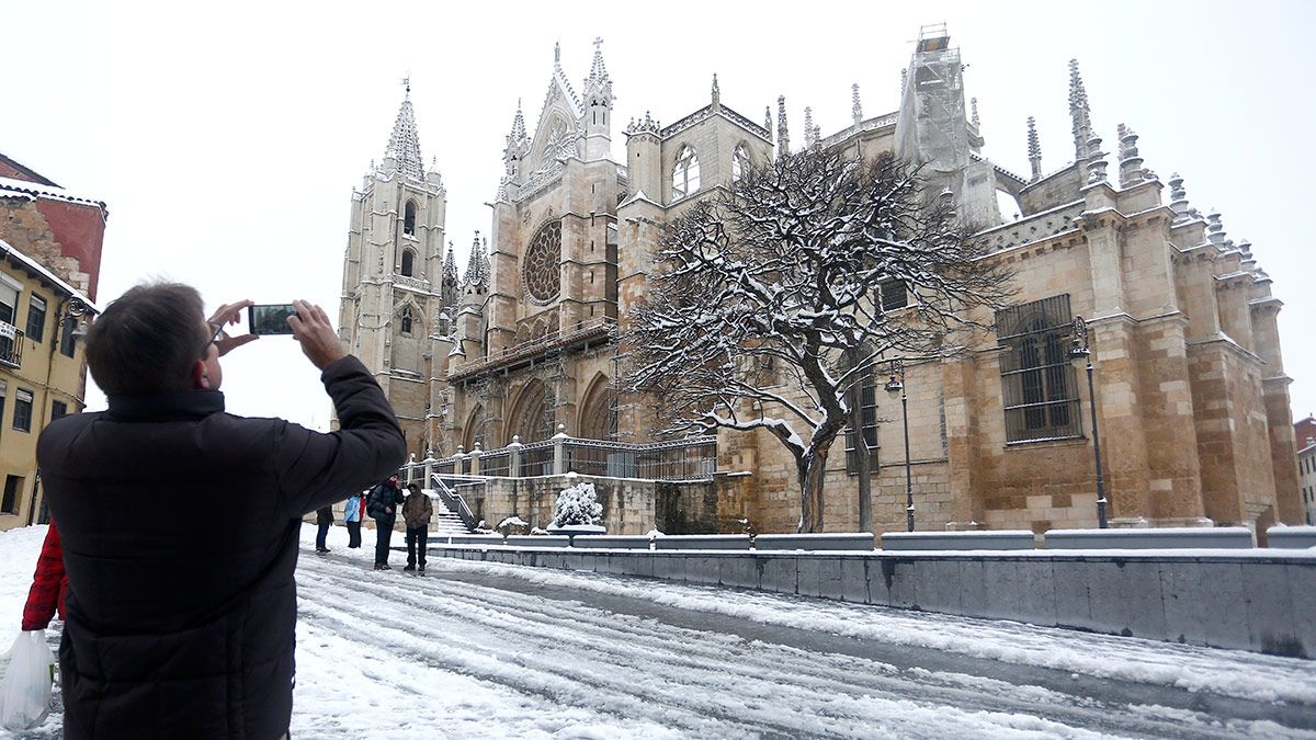 Nieve en la catedral de León este miércoles. | ICAL