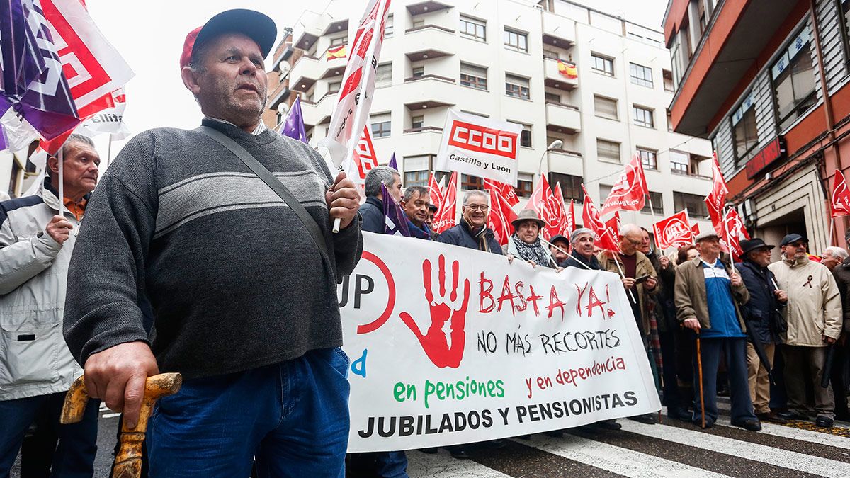 Las Uniones de Jubilados y Pensionistas de la UGT y CCOO se concentran en León para protestar por la subida del 0,25 por ciento en las pensiones. | ICAL
