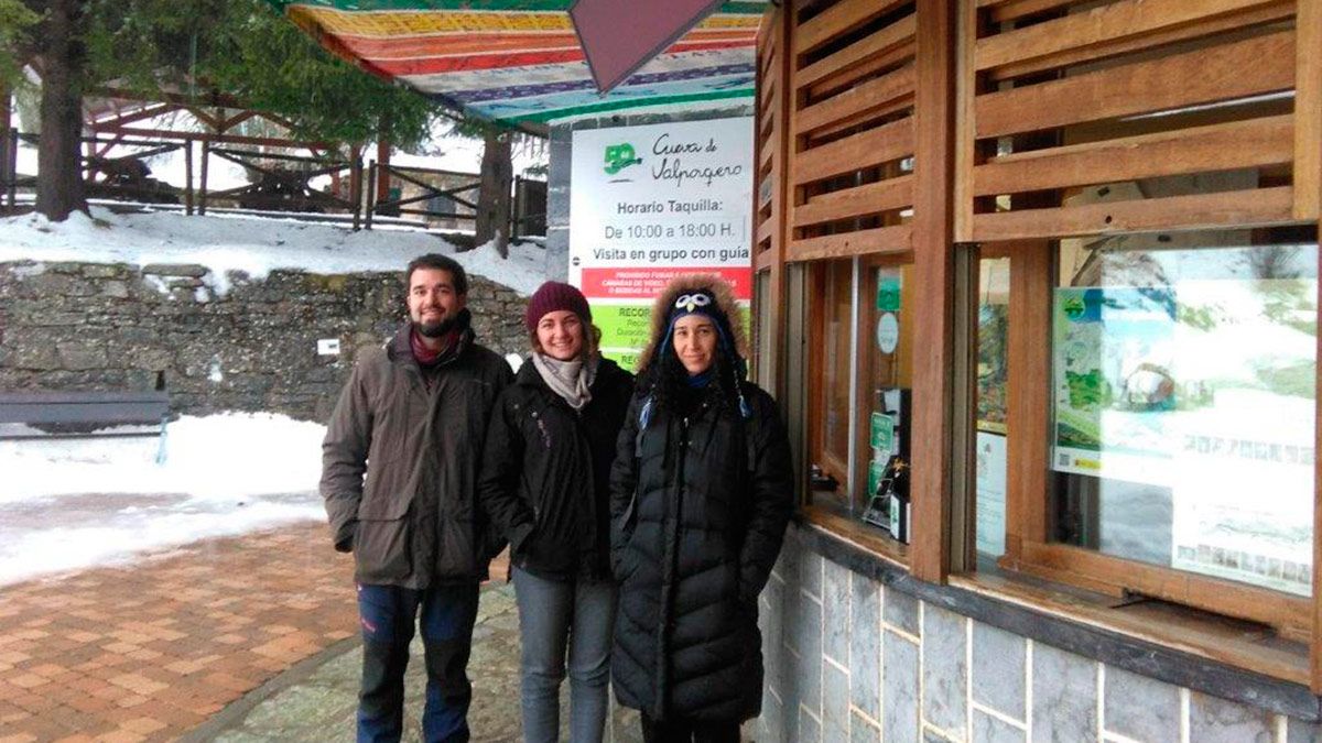 Primeros visitantes de la temporada a la Cueva de Valporquero. | L.N.C.