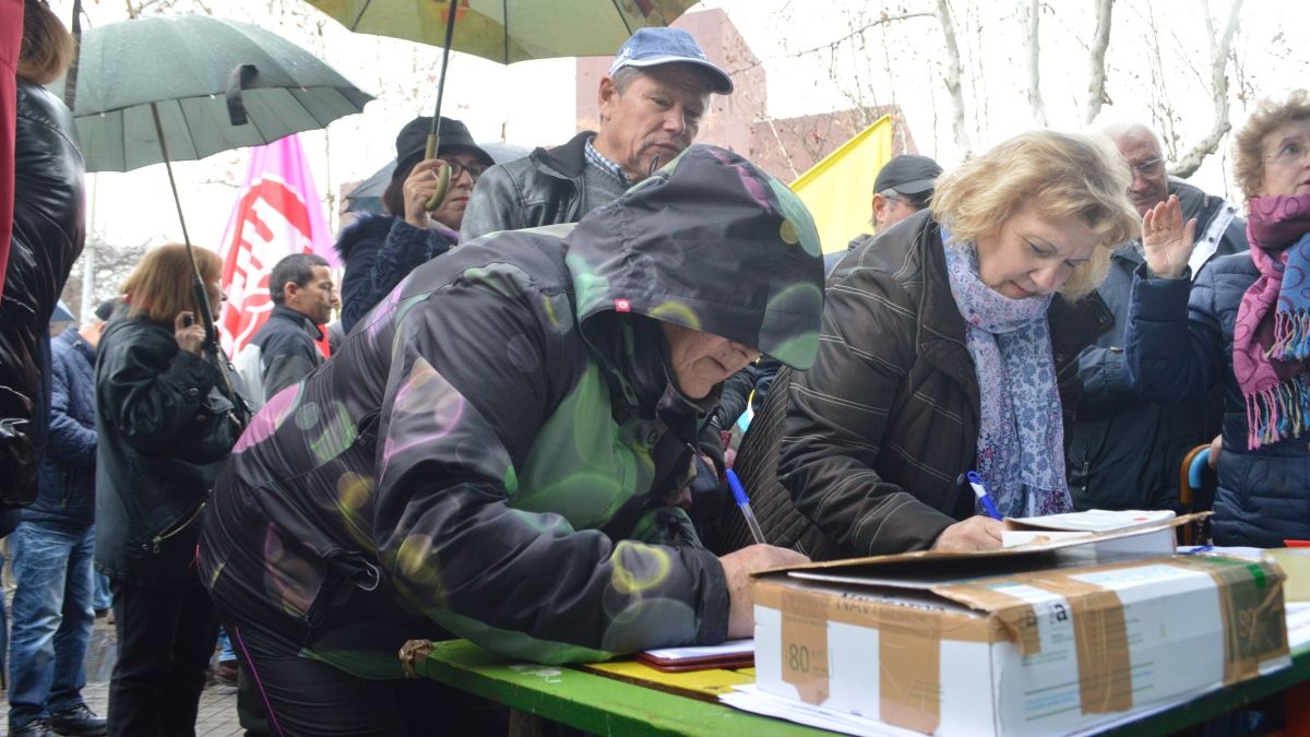 Ana María firma la petición de los pensionistas, que llevan en el Bierzo más de mil rúbricas. | D.M