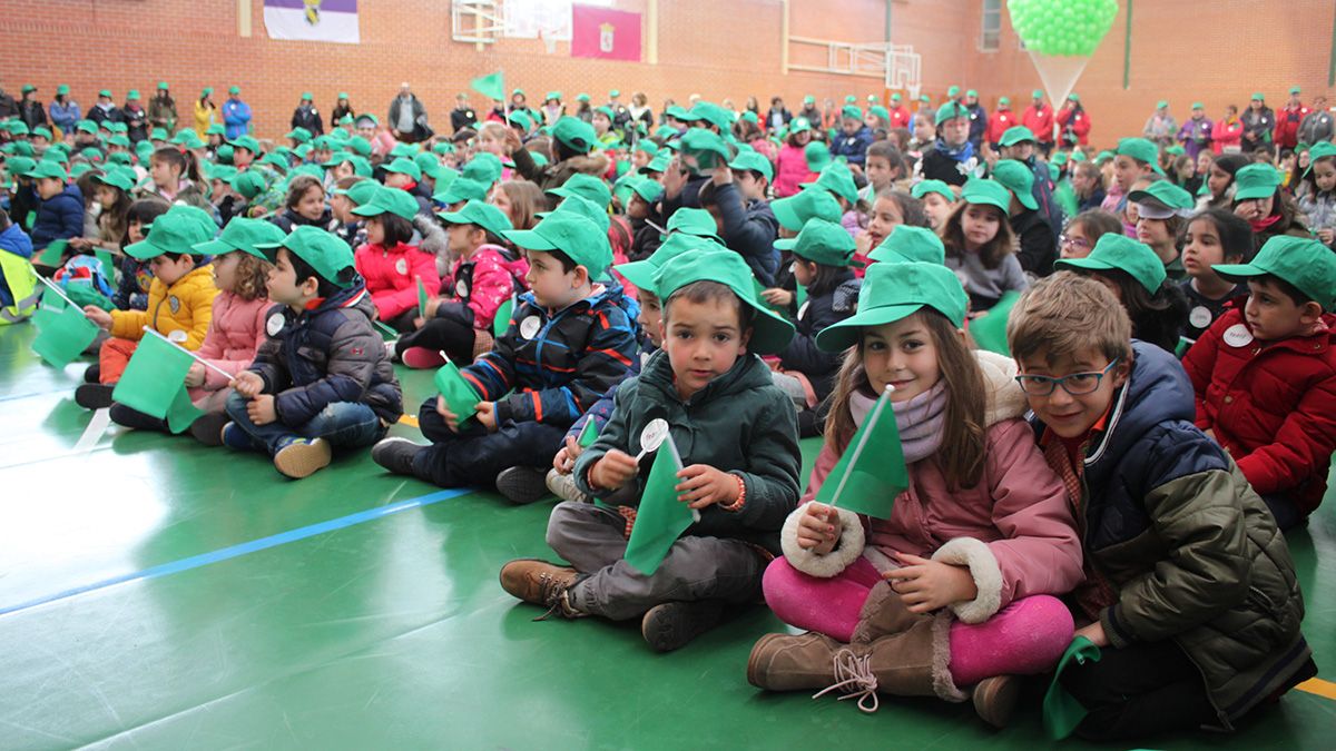 Alumnos del CEIP Bernardino Pérez ayer en el ‘abrazo solidario’. | T.G.