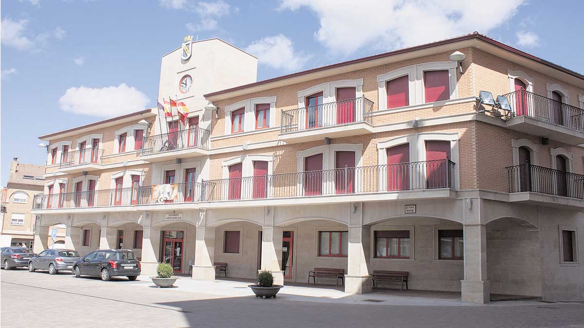 Fachada del Ayuntamiento de Valencia de Don Juan. | T.G.