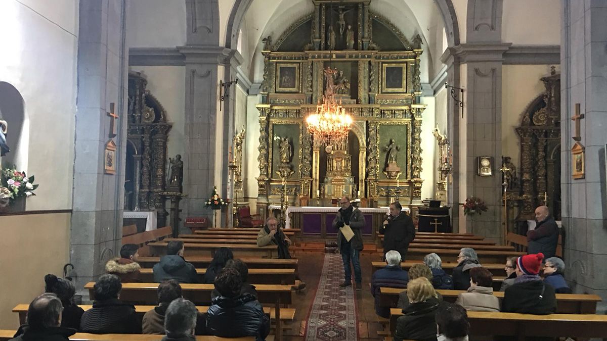 Una imagen de la reunión de vecinos en la Iglesia de San Juan Evangelista.