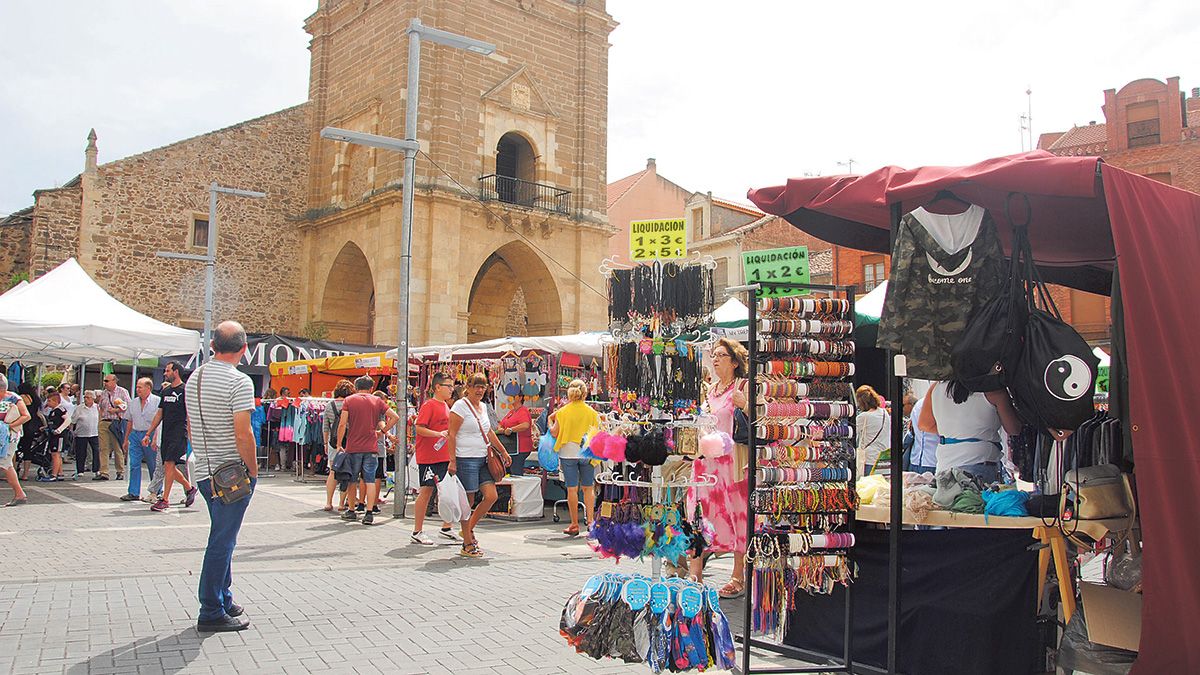 La Feria de Stocks del comercio de La Bañeza, que también se celebra en agosto, llega a su edición número veintiuno plenamente consolidada. | ABAJO