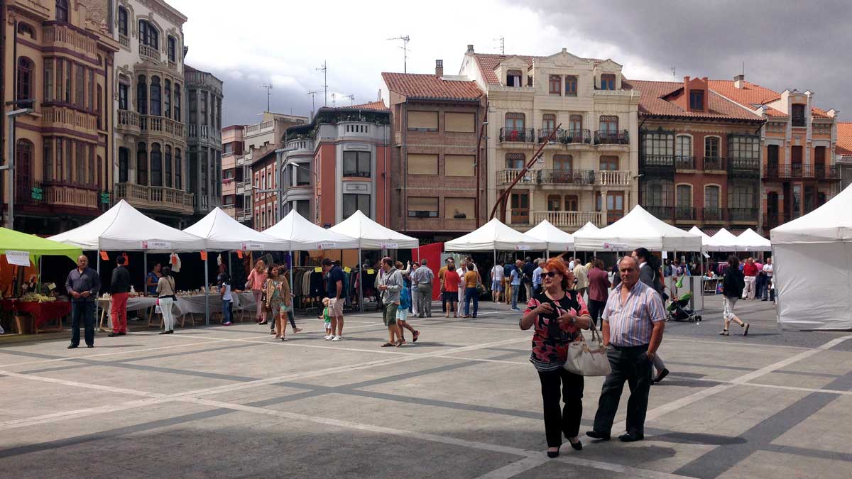 Imagen de la Plaza Mayor de La Bañeza en una edición anterior de la Feria del Stock. | P.A.