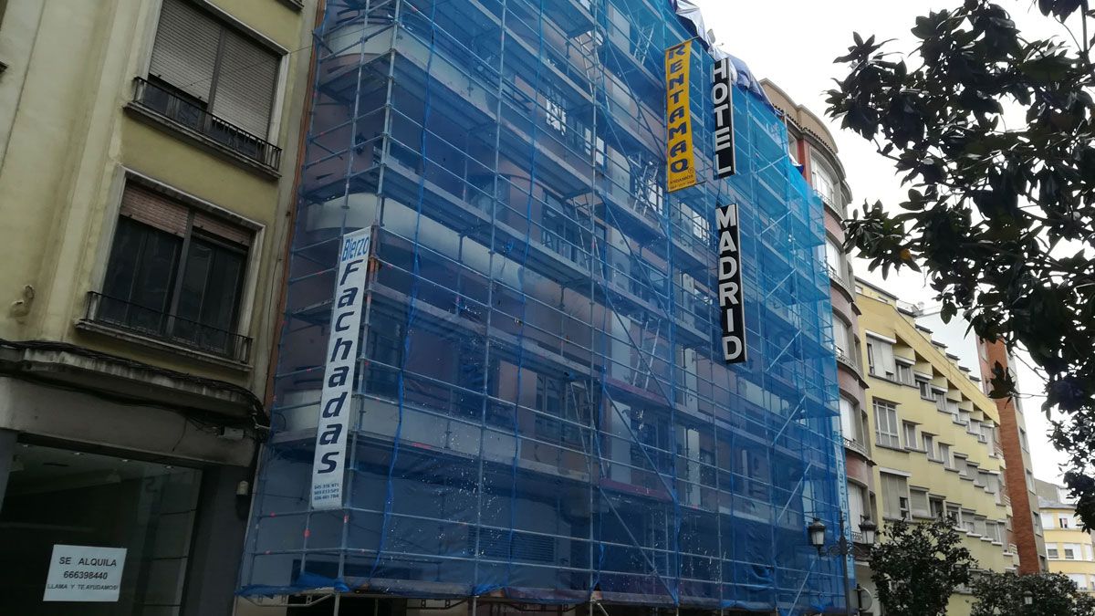 Las obras ultiman los preparativos para abrir las puertas del hotel en Semana Santa.| M. IGLESIAS