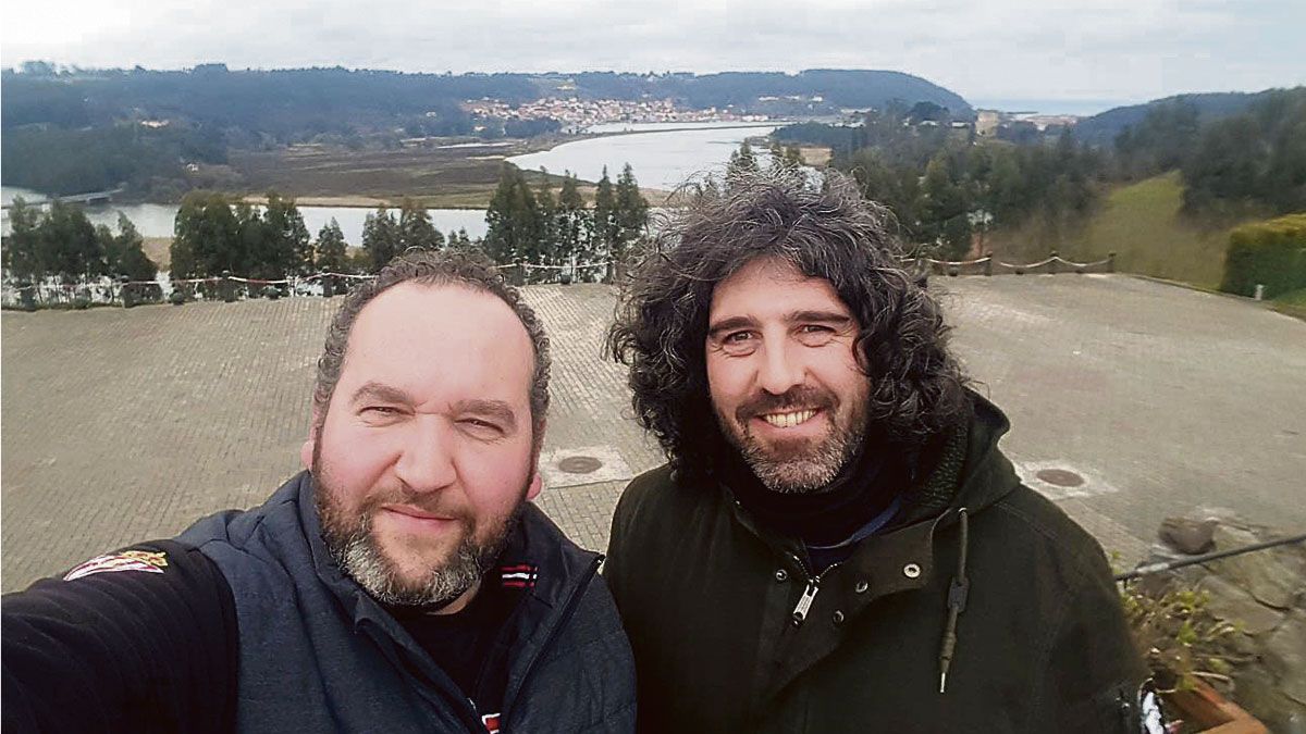 El asturiano Moisés Suárez y el lacianiego José Manuel Sabugo, dos veteranos de la música tradicional que se han unido para dar a luz a este ‘D’Urria’.
