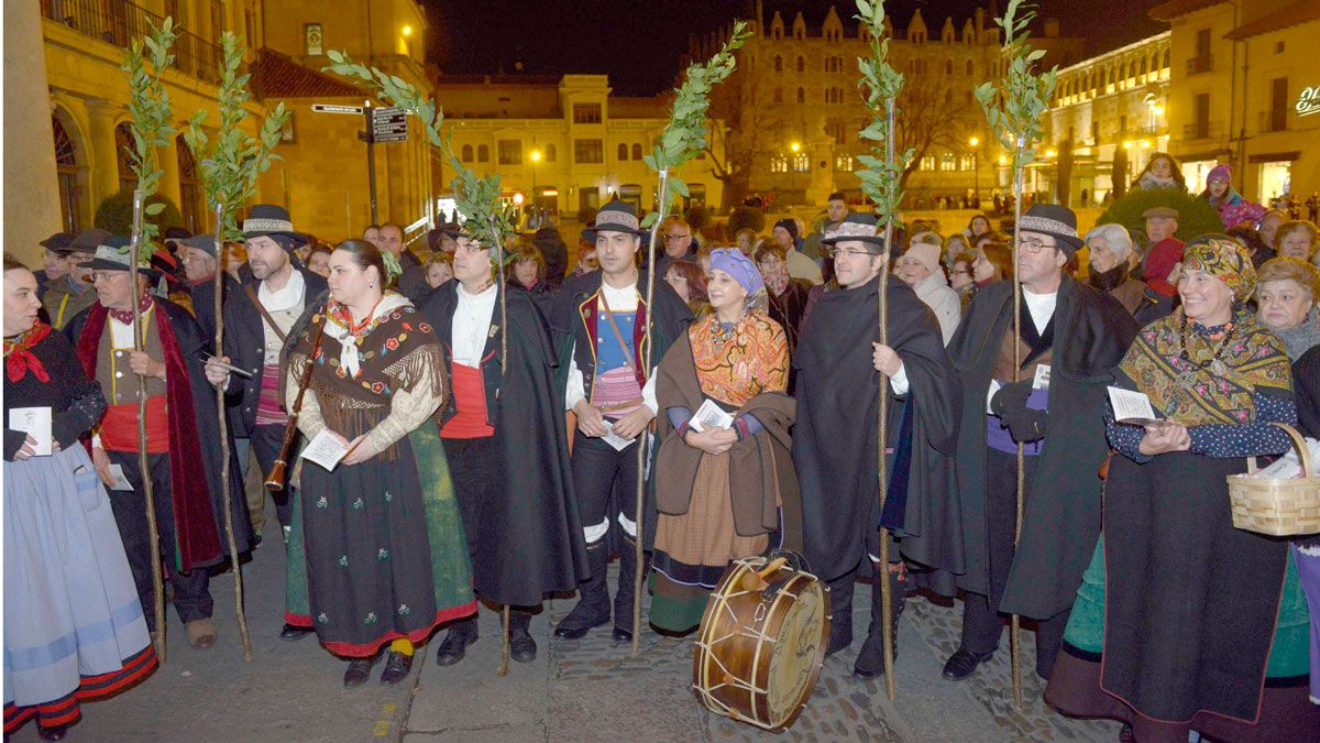 Las rondas leonesas volverán a recorrer este sábado las calles del viejo León. | MAURICIO PEÑA