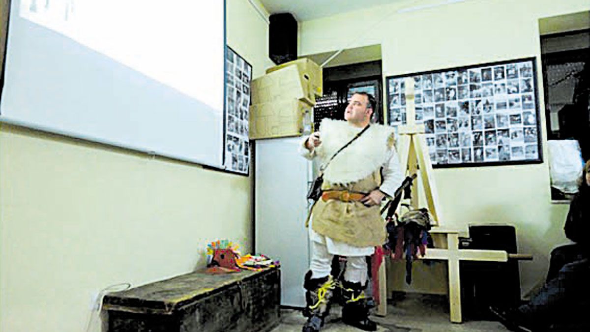 Iván Martínez Lobo durante una charla sobre las mascaradas en la localidad de la Cuesta. | ROBERTO DE LA TORRE