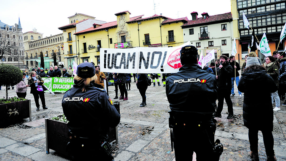 Protesta del Frente de Estudiantes contra la posible llegada de la Ucam a León. | DANIEL MARTÍN Protesta del Frente de Estudiantes contra la posible llegada de la Ucam a León. | DANIEL MARTÍN