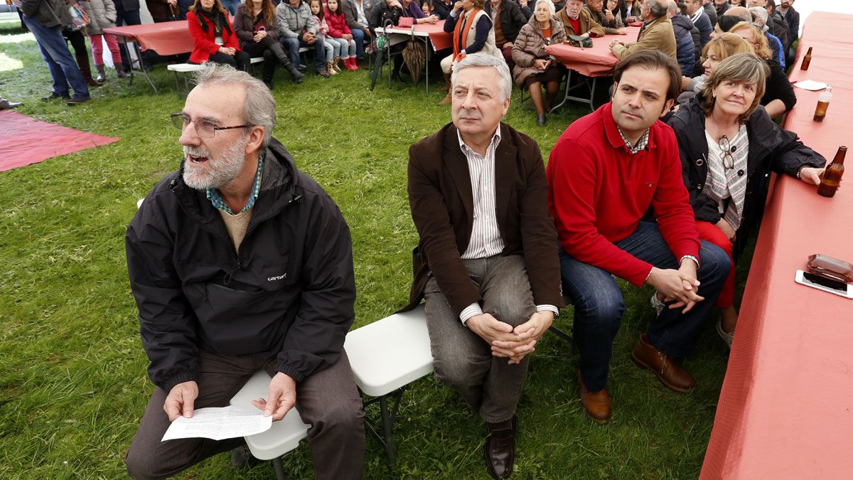 El eurodiputado y exministro de Fomento José Blanco, y el secretario general del PSL-PSOE y candidato a las Cortes por León,Tino Rodríguez (D). | CARLOS S. CAMPILLO (ICAL)