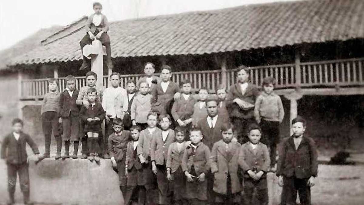 Niños de Sueros de Cepeda fotografiados en la plaza en los inicios del siglo XX.