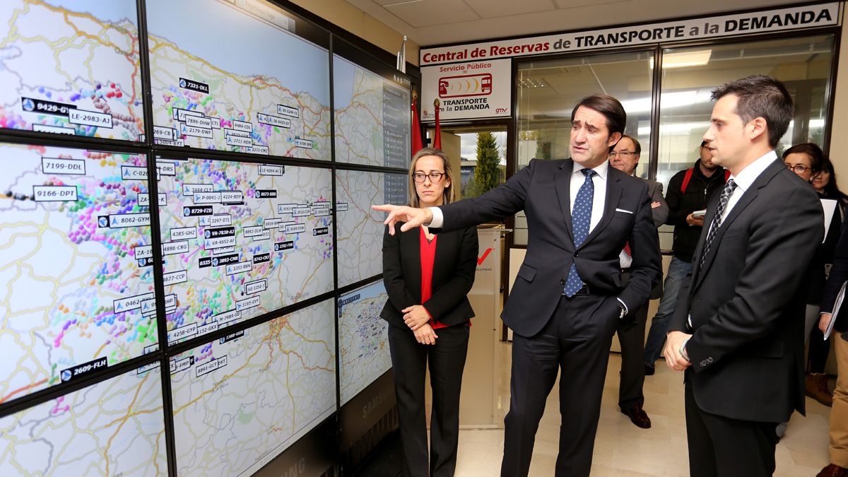 El consejero de Fomento y Medio Ambiente de la Junta, Juan Carlos Suárez-Quiñones, durante una presentación del transporte a la demanda. | LETICIA PÉREZ
