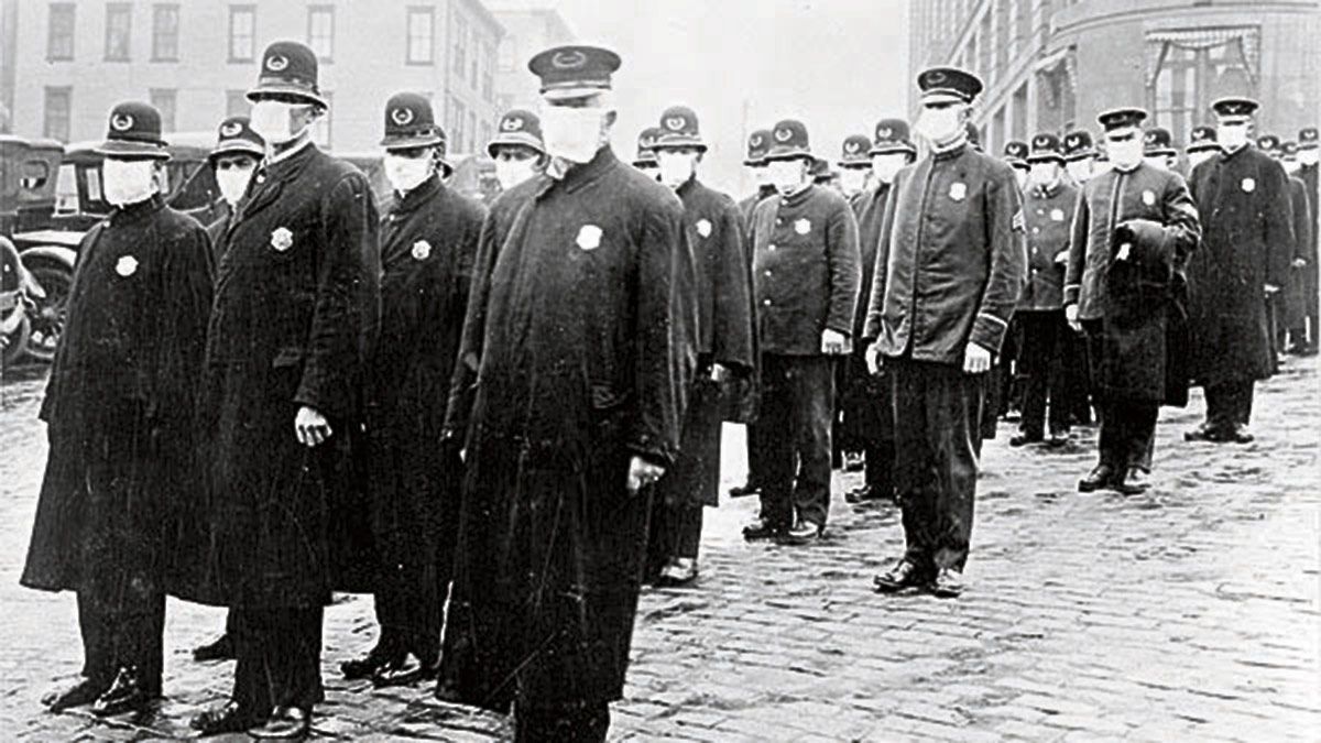 La famosa foto de la policía de Seatle con mascarillas para trasladar a los enfermos y muertos de aquella "peste" a la que llamaron Gripe Española.