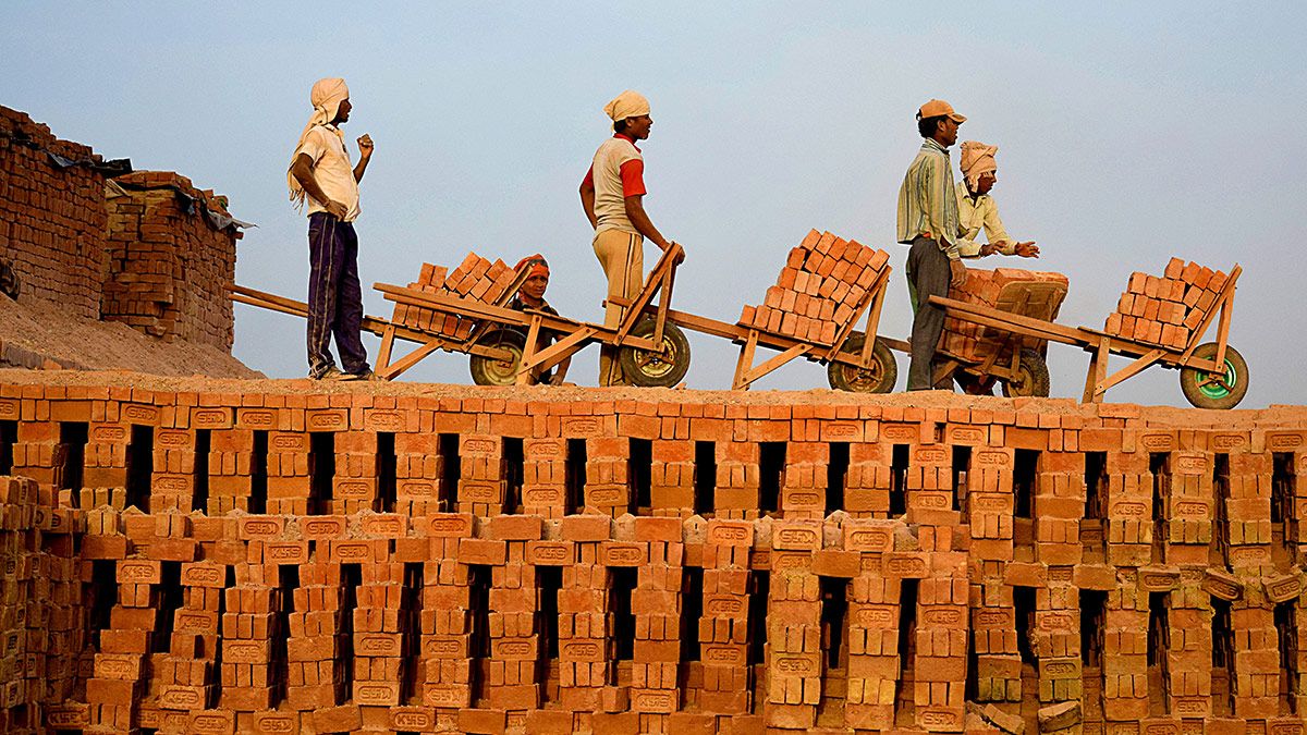 Una de las obras de la exposición ‘Dabber Bhata’, sobre una de las fábricas de ladrillos más importante de la India. | MARINA ESCUDERO