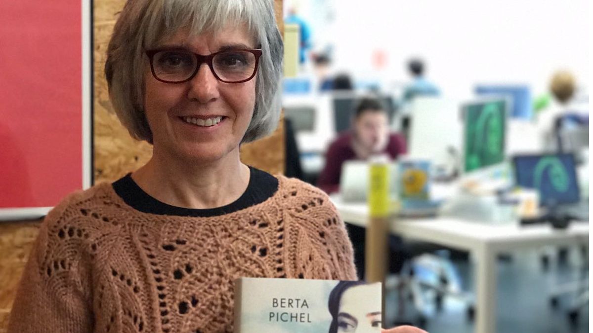 Berta Pichel, con su novela ambientada en el Bierzo. :: L.N.C Berta Pichel, con su novela ambientada en el Bierzo. :: L.N.C