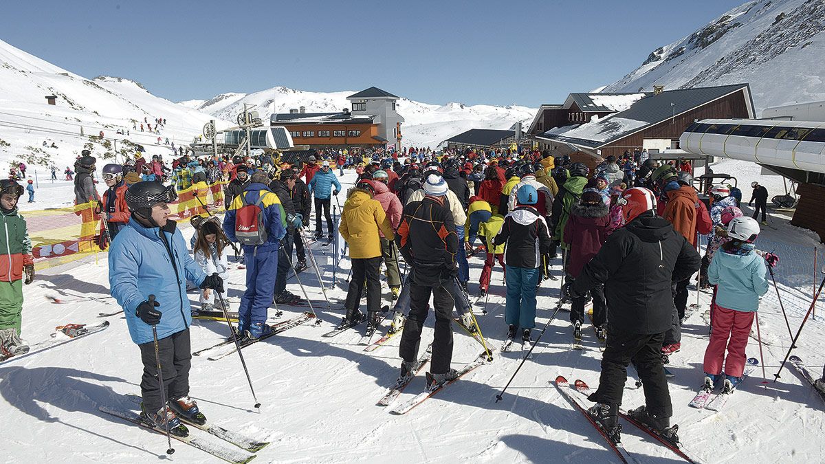 La estación de esquí de San Isidro el pasado domingo. | MAURICIO PEÑA