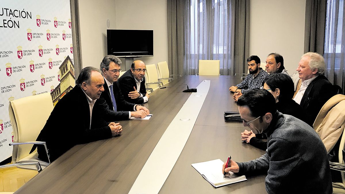 Un momento de la reunión para abordar la situación del centro.