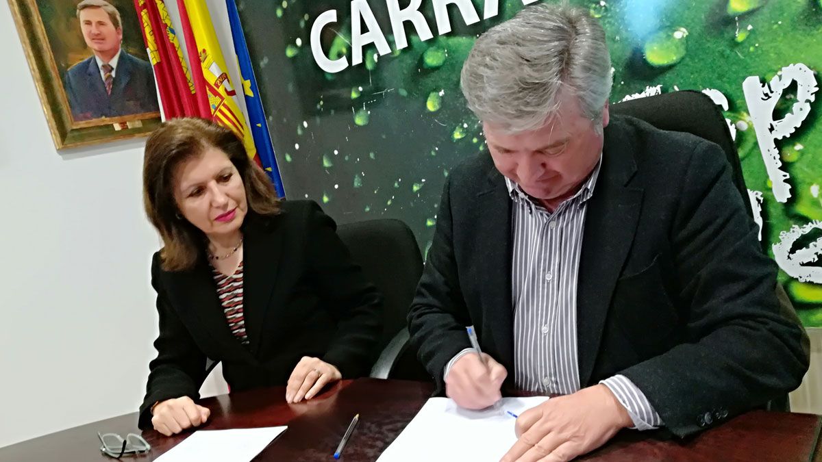 Firma del acuerdo para realizar la actividad vinícola en Carracedelo. | MAR IGLESIAS
